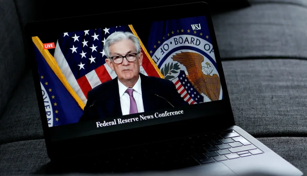 Fed mantém juros apesar de pressão de Trump e Bitcoin dispara