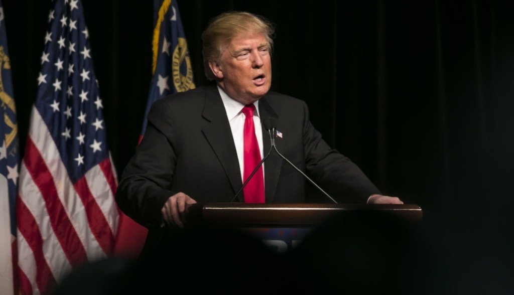 Negócios cripto de Trump estão tornando regulação “mais complicada”, diz presidente do Comitê de Serviços Financeiros
