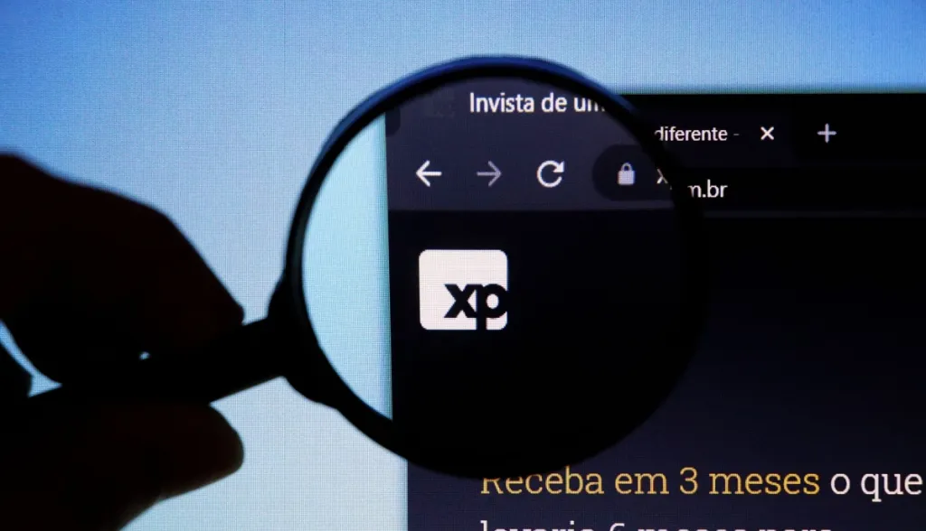 Ações da XP caem 3% após acusações de que fundo da empresa camufla esquema Ponzi