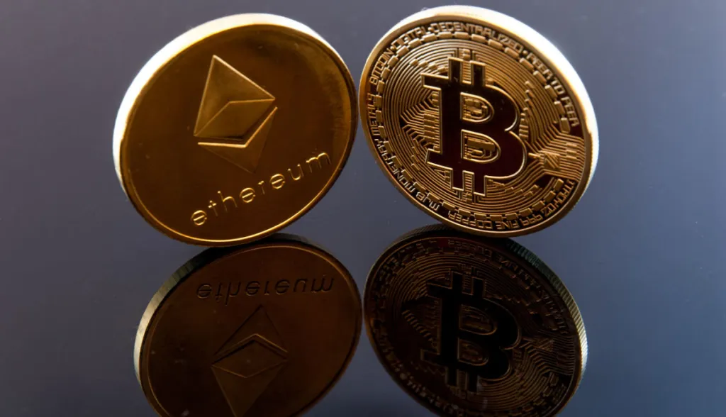 Bitcoin mira US$ 105 mil, enquanto Ethereum lidera valorização entre as principais criptomoedas