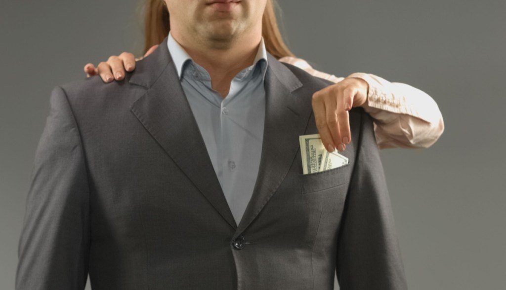 Mulher é presa por roubar R$ 2 milhões em criptomoedas do namorado enquanto ele dormia