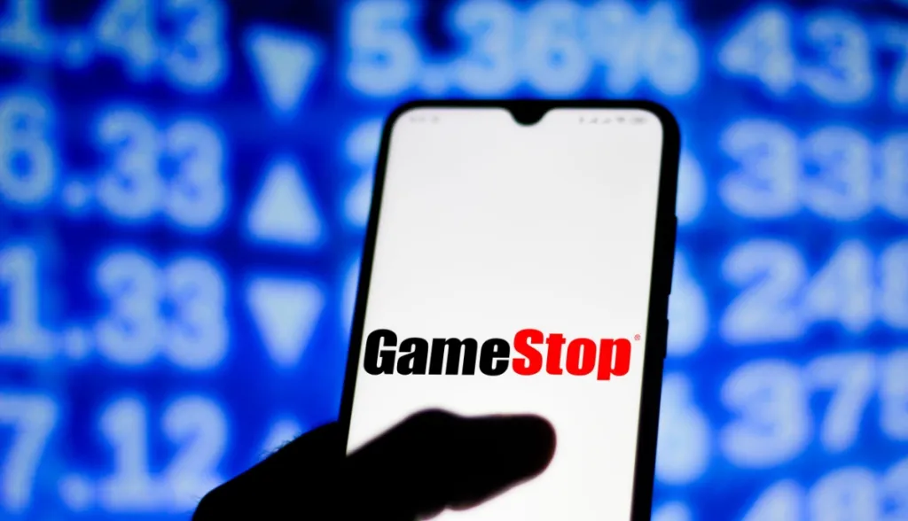 GameStop vai comprar mais Bitcoin? Ações despencam 23% em meio a críticas à estratégia de “caixa preta”