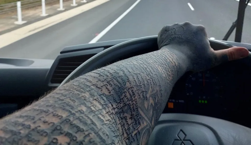 Homem tenta bater recorde mundial ao tatuar “Pump.fun” em si mesmo 700 vezes