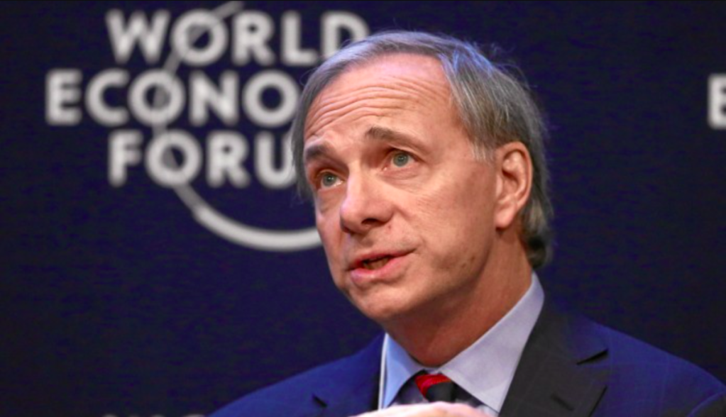 Ray Dalio incentiva investidores a alocar 15% de suas carteiras em Bitcoin e ouro