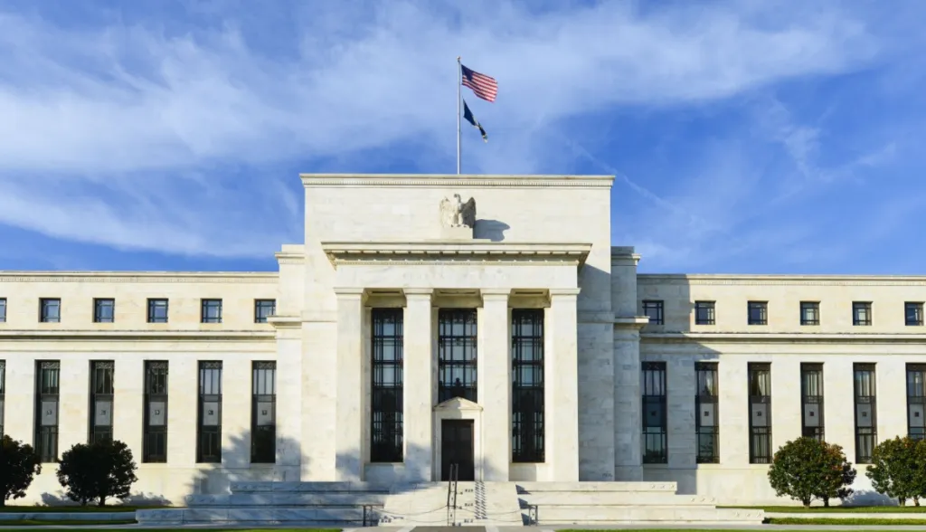 Fed encerra programa de supervisão de atividade de criptomoedas dos bancos