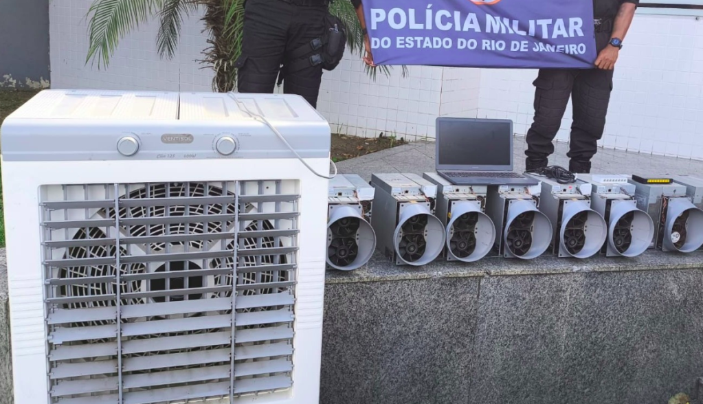 Polícia desmonta operação que usava “gato” para minerar Bitcoin no Rio; veja fotos