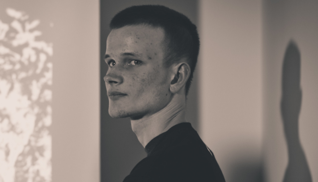 Desenvolvedor cria game em que jogadores vivem Vitalik Buterin criando whitepaper do Ethereum