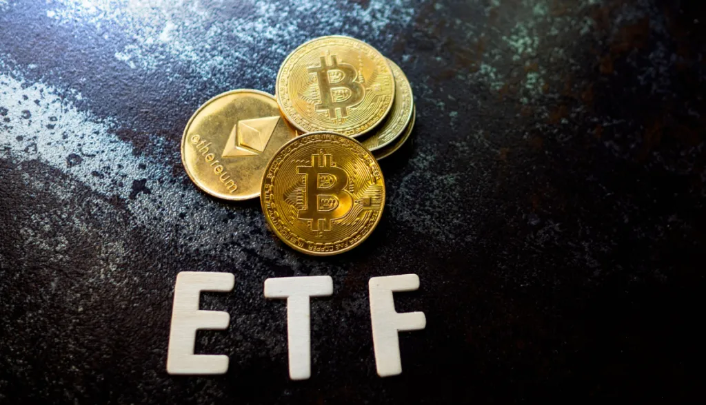 ETFs de Bitcoin perdem US$ 1 bilhão em 5 dias em meio à recuperação do Ethereum