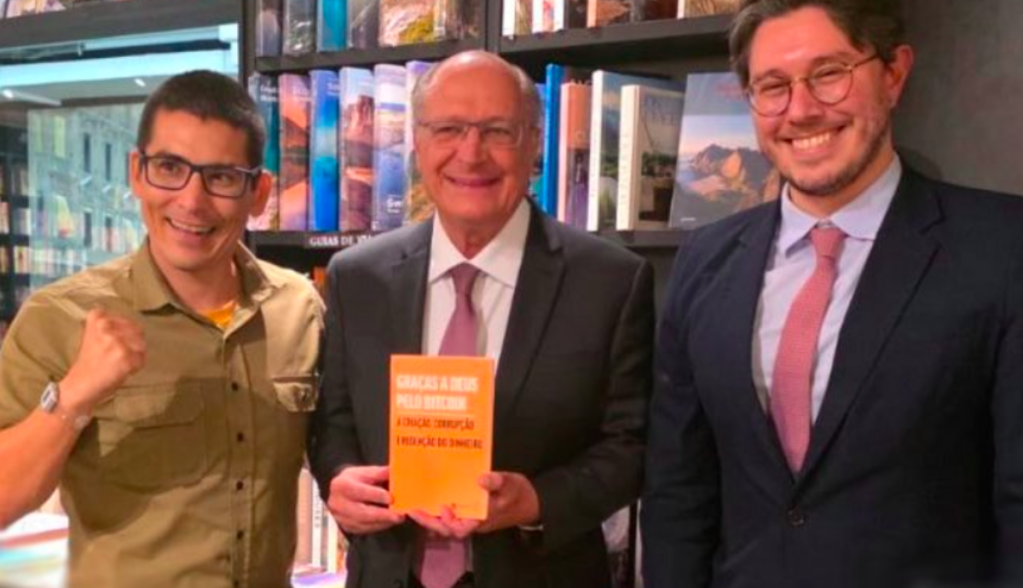 Alckmin posa com Renato Trezoitão segurando livro sobre Bitcoin