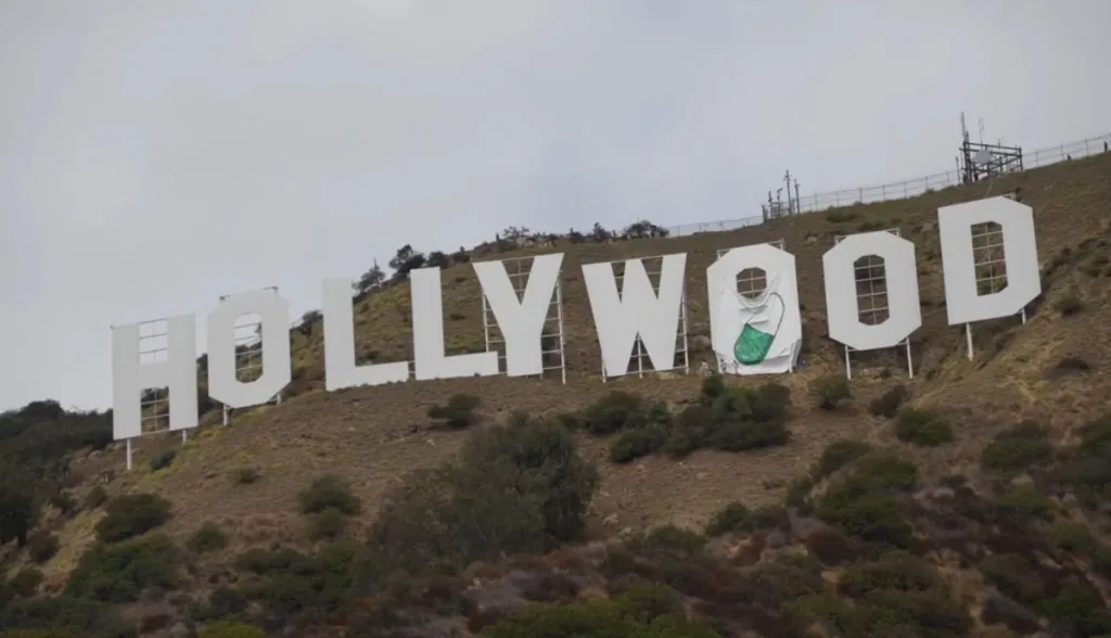 Criadores de memecoin colocam bandeira da Pump.fun em letreiro de Hollywood e são presos; veja vídeo