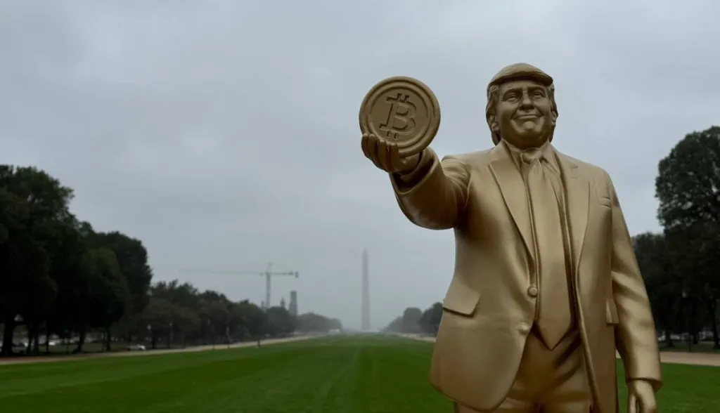 Trump ganha estátua segurando Bitcoin na capital dos EUA