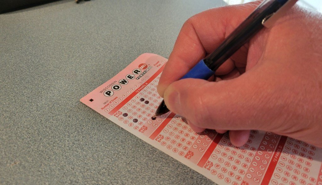 Apostadora ganha R$ 540 mil na loteria após usar o ChatGPT para escolher os números