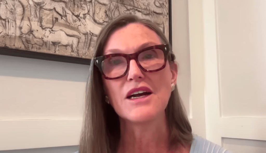 Cathie Wood reduz previsão do Bitcoin em US$ 300 mil, mas mantém visão otimista para o longo prazo