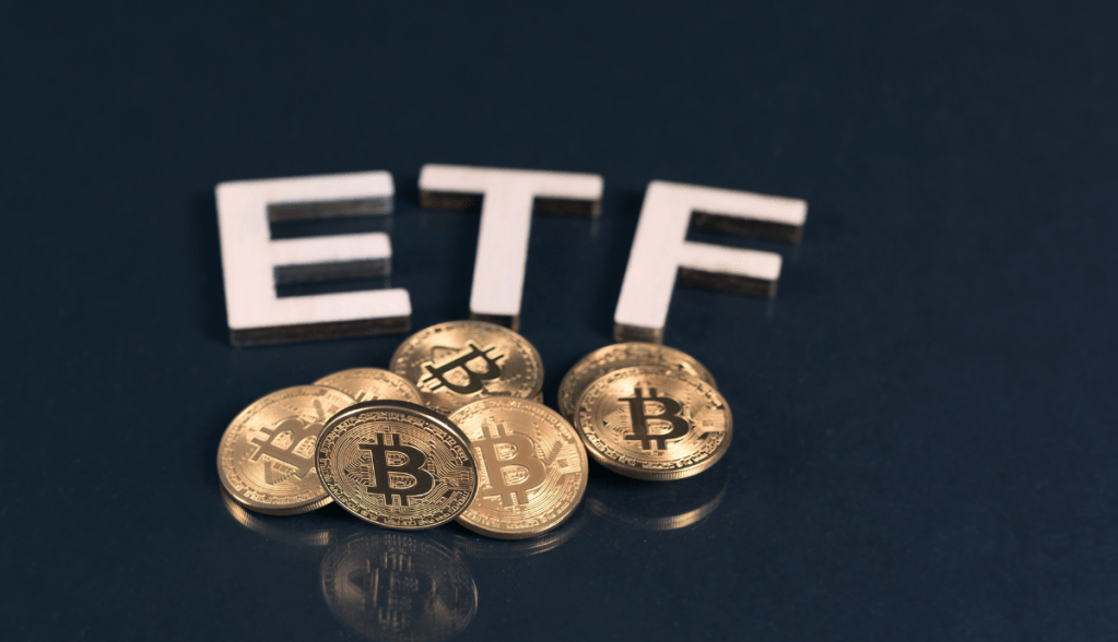 Fluxos dos ETFs de Bitcoin ficam positivos, mas especialistas alertam para mudança defensiva