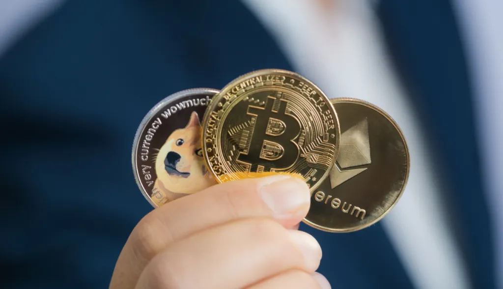 Novas cartas da série Currency da Cardsmiths incluem mais de US$ 500 mil em Bitcoin, Dogecoin e Ethereum