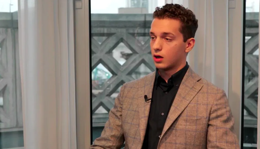 Conheça a história do jovem que começou como trader aos 9 anos e fundou gigante do setor de criptomoedas