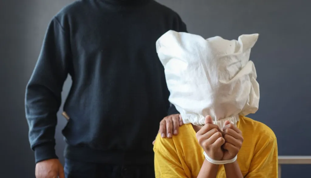 Membro da máfia israelense e ex-policial de LA são acusados de sequestrar adolescente em busca de criptomoedas